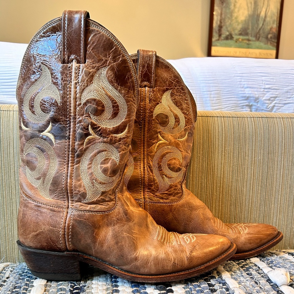 Justin Boots Cowboy Boots Tan Brown size 9 1/2 width D style 210 EUC